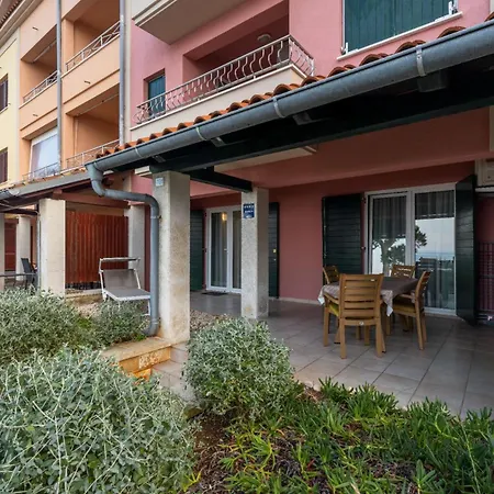 Jelena, Punta By The Sea